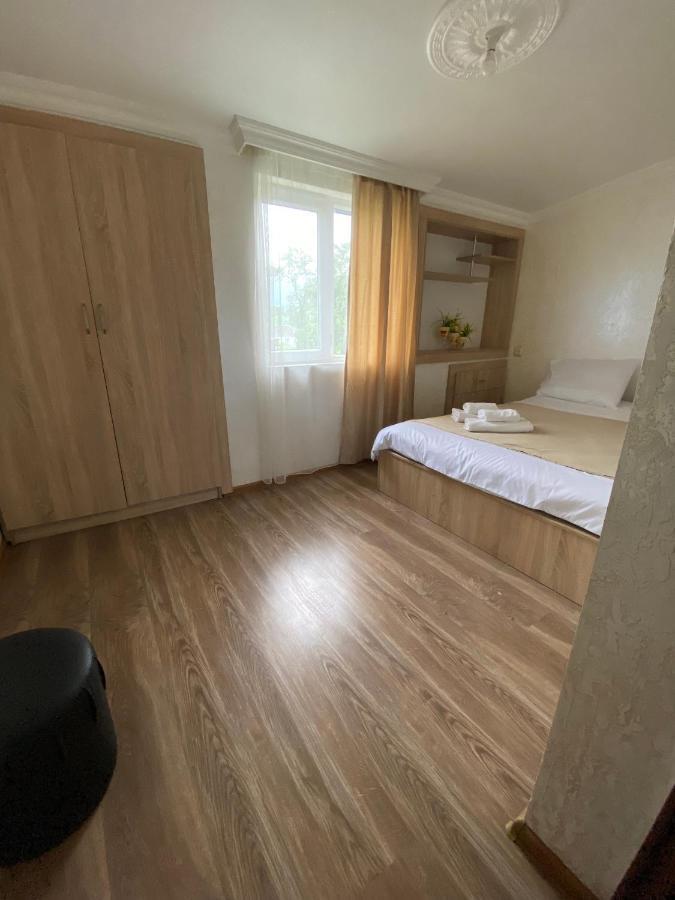 Hotel Holiday House Chkonia Batumi Esterno foto