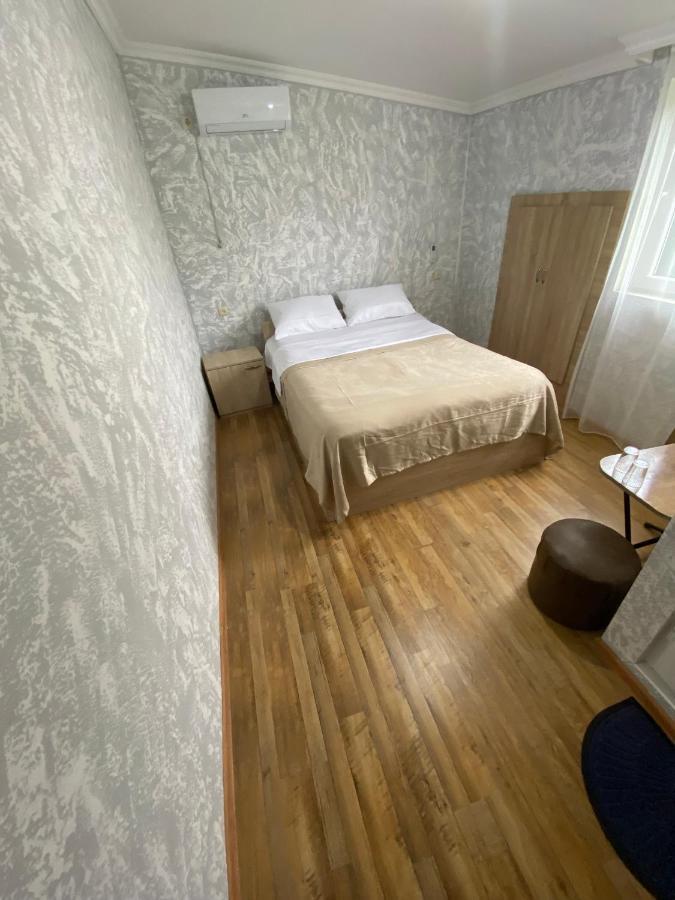 Hotel Holiday House Chkonia Batumi Esterno foto