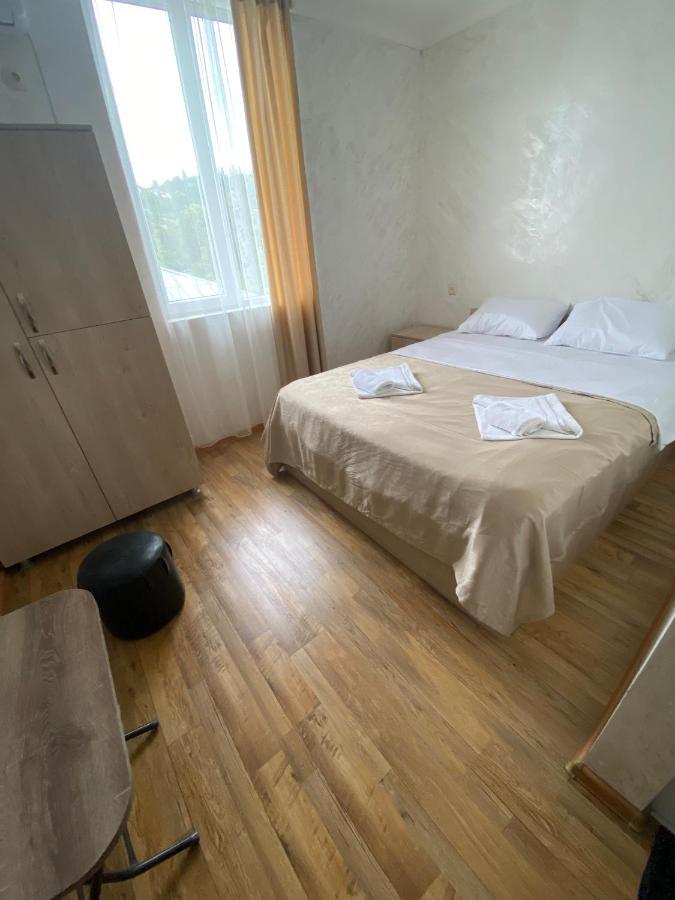 Hotel Holiday House Chkonia Batumi Esterno foto