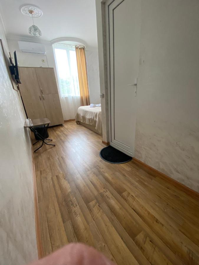Hotel Holiday House Chkonia Batumi Esterno foto