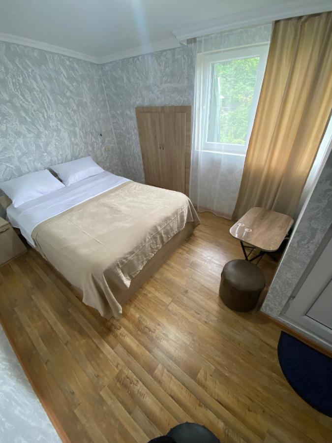 Hotel Holiday House Chkonia Batumi Esterno foto