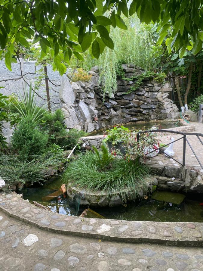 Hotel Holiday House Chkonia Batumi Esterno foto